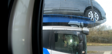 Using elbow to steer car transporter