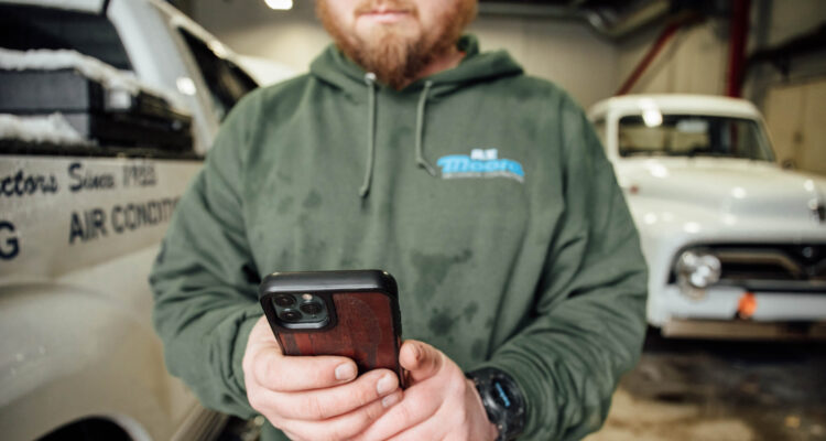 Fleet Manager using fleet management software on his phone