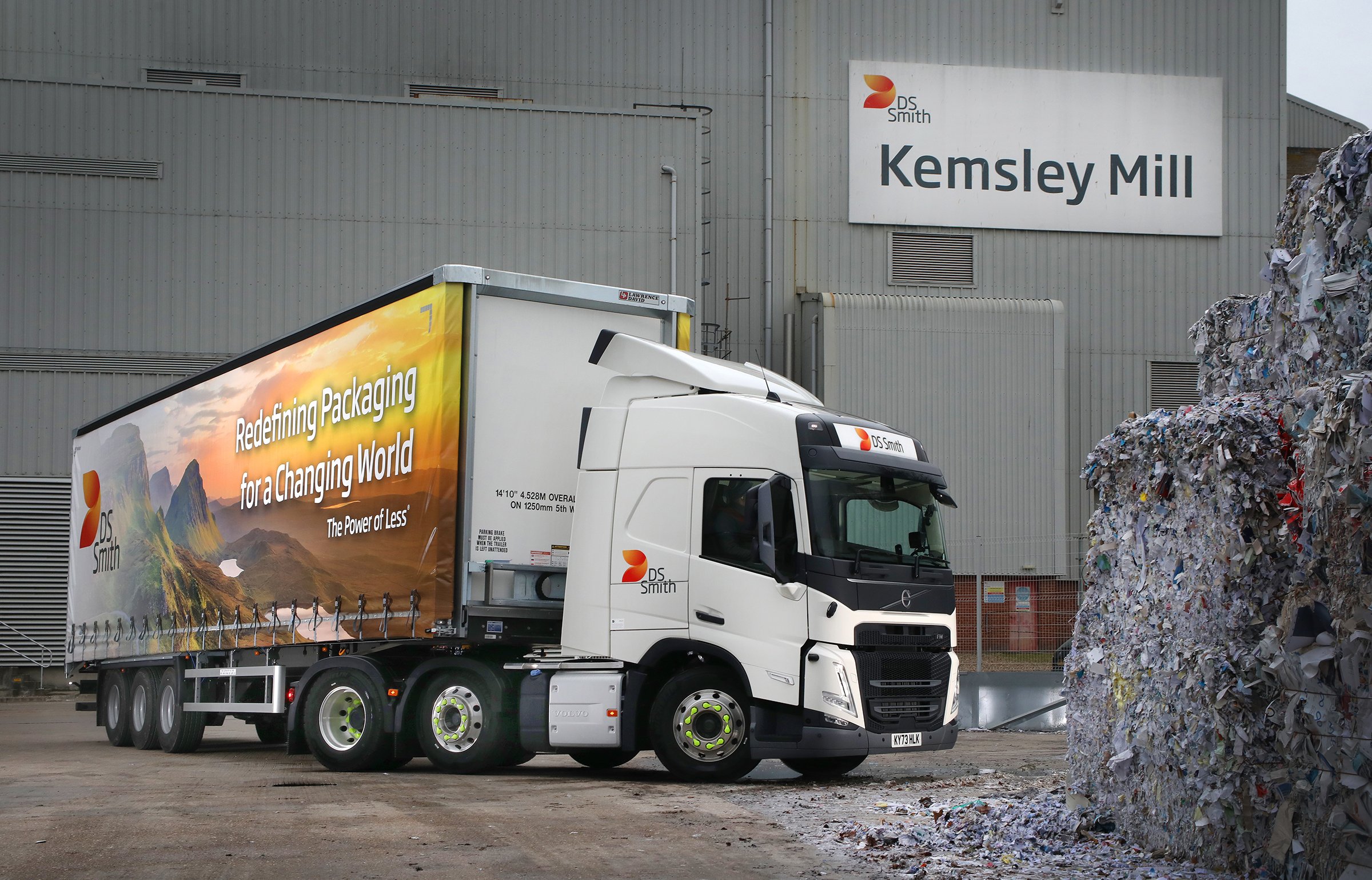 DS Smith Logistics has taken delivery of 61 new Volvo FM 460 6x2 tractor units as part of a major fleet renewal programme.