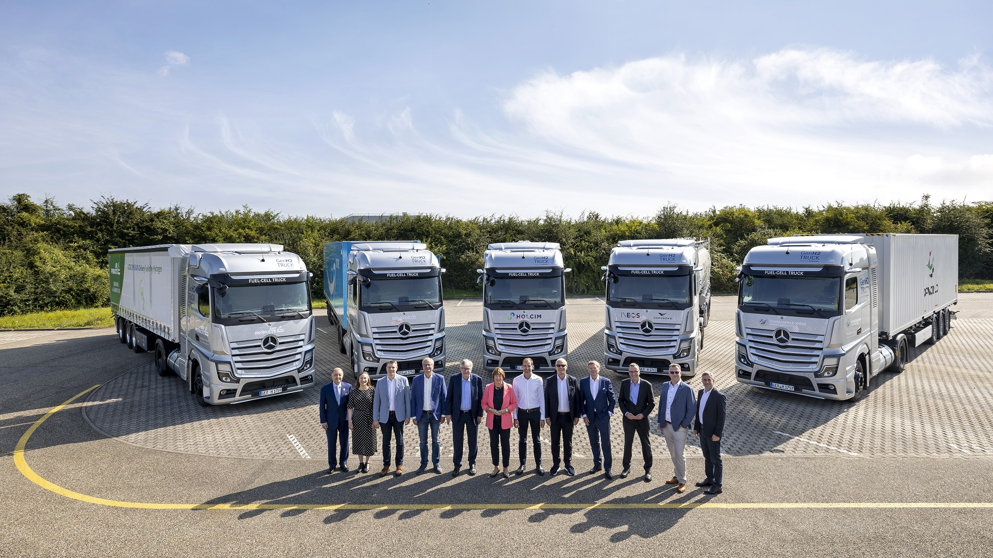 Mercedes-Benz GenH2 Truck: Start of Initial Customer Trials