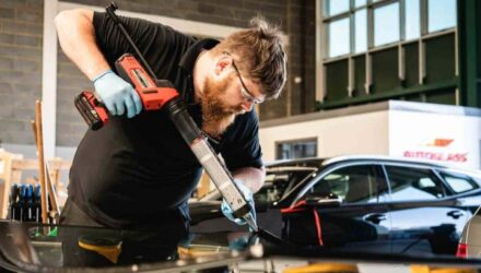 Replacing a windscreen