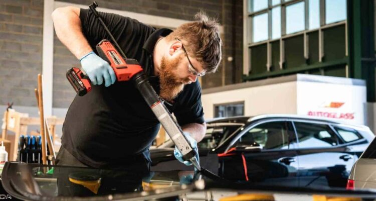 Replacing a windscreen