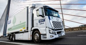 The three-axle vehicle with a steered rear axle, which can transport up to 1,300 parcels per trip, is powered by a 180-kilowatt (241 horsepower) hydrogen fuel cell system with two 90-kilowatt fuel cell units.