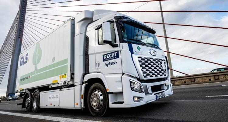 The three-axle vehicle with a steered rear axle, which can transport up to 1,300 parcels per trip, is powered by a 180-kilowatt (241 horsepower) hydrogen fuel cell system with two 90-kilowatt fuel cell units.