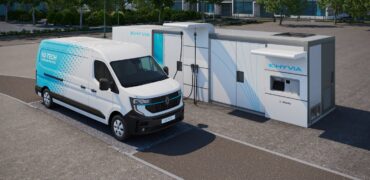 Renault Master H2 at a HYVIA hydrogen supply pump
