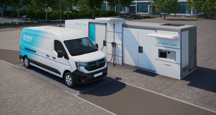 Renault Master H2 at a HYVIA hydrogen supply pump