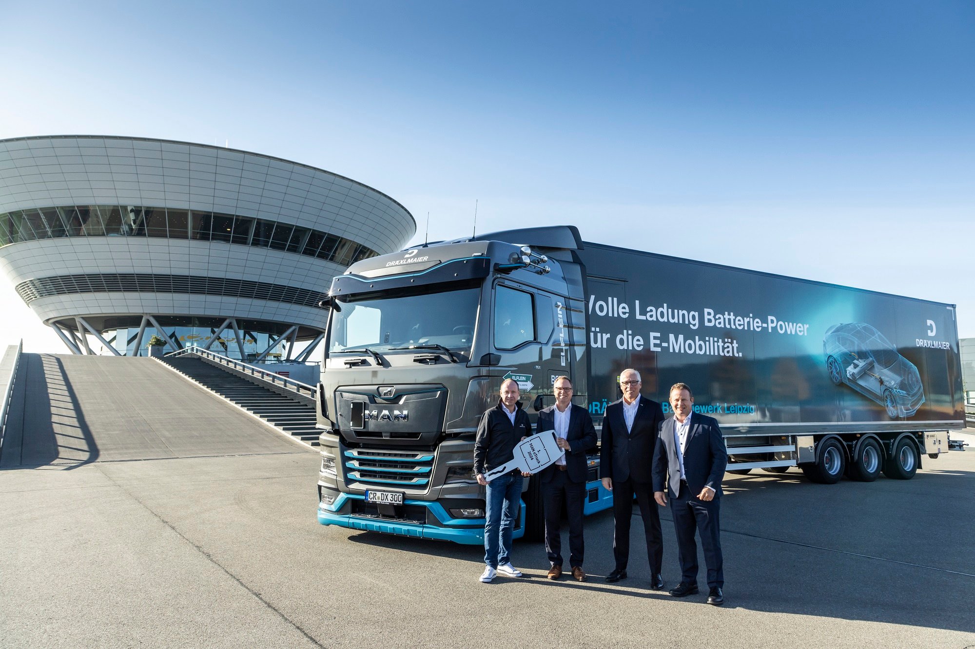 L to r: Karsten Wilhelm (Draexlmaier);Dennis Affekt ( MAN Managing Dir. Sales Area Zentral) Friedrich Baumann (MAN Vorstand Betrieb) Gerd Rupp ( Porsche Vorsitzender GF Porsche Leipzig Gmbh)