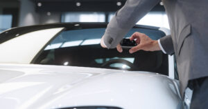 Man using a smartphone to us an AI-based vehicle inspection system