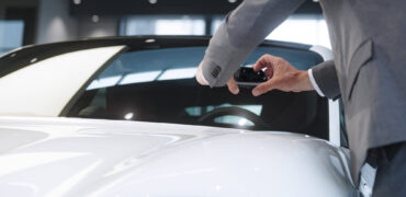 Man using a smartphone to us an AI-based vehicle inspection system