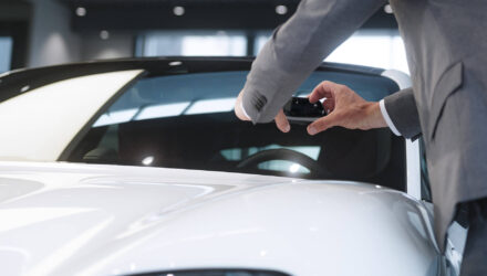 Man using a smartphone to us an AI-based vehicle inspection system