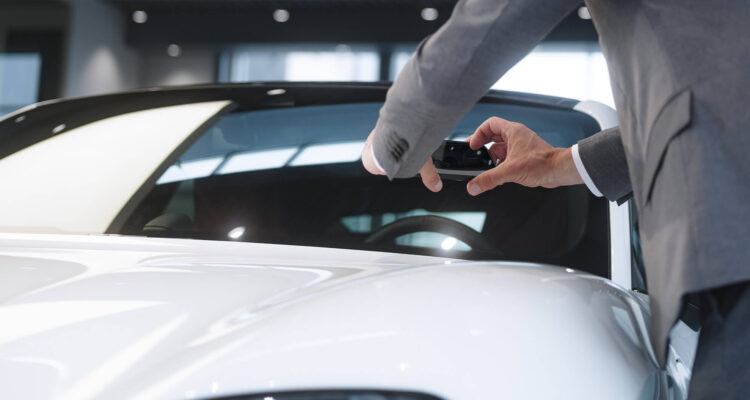 Man using a smartphone to us an AI-based vehicle inspection system