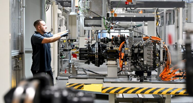 The electric axle undergoing the leak test