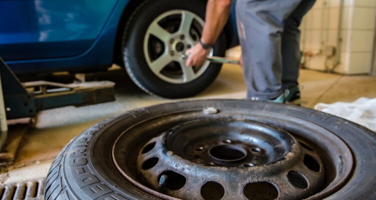 Car having its tyres changed
