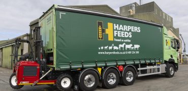 Harpers Feeds chooses Renault Trucks tridems