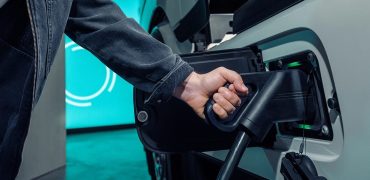 Mercedes-Benz Trucks adds VEV to TruckCharge service