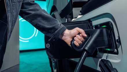 Mercedes-Benz Trucks adds VEV to TruckCharge service