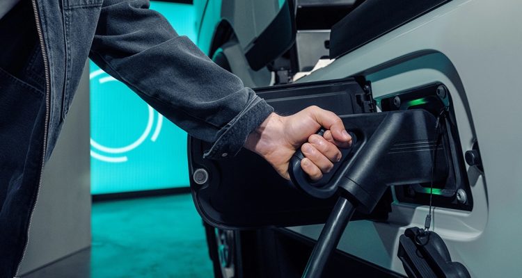 Mercedes-Benz Trucks adds VEV to TruckCharge service