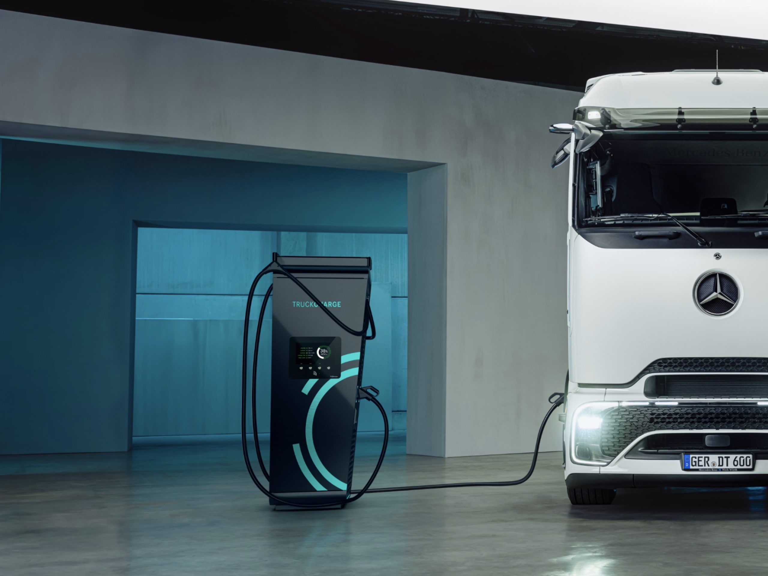 Mercedes-Benz Trucks adds VEV to TruckCharge service