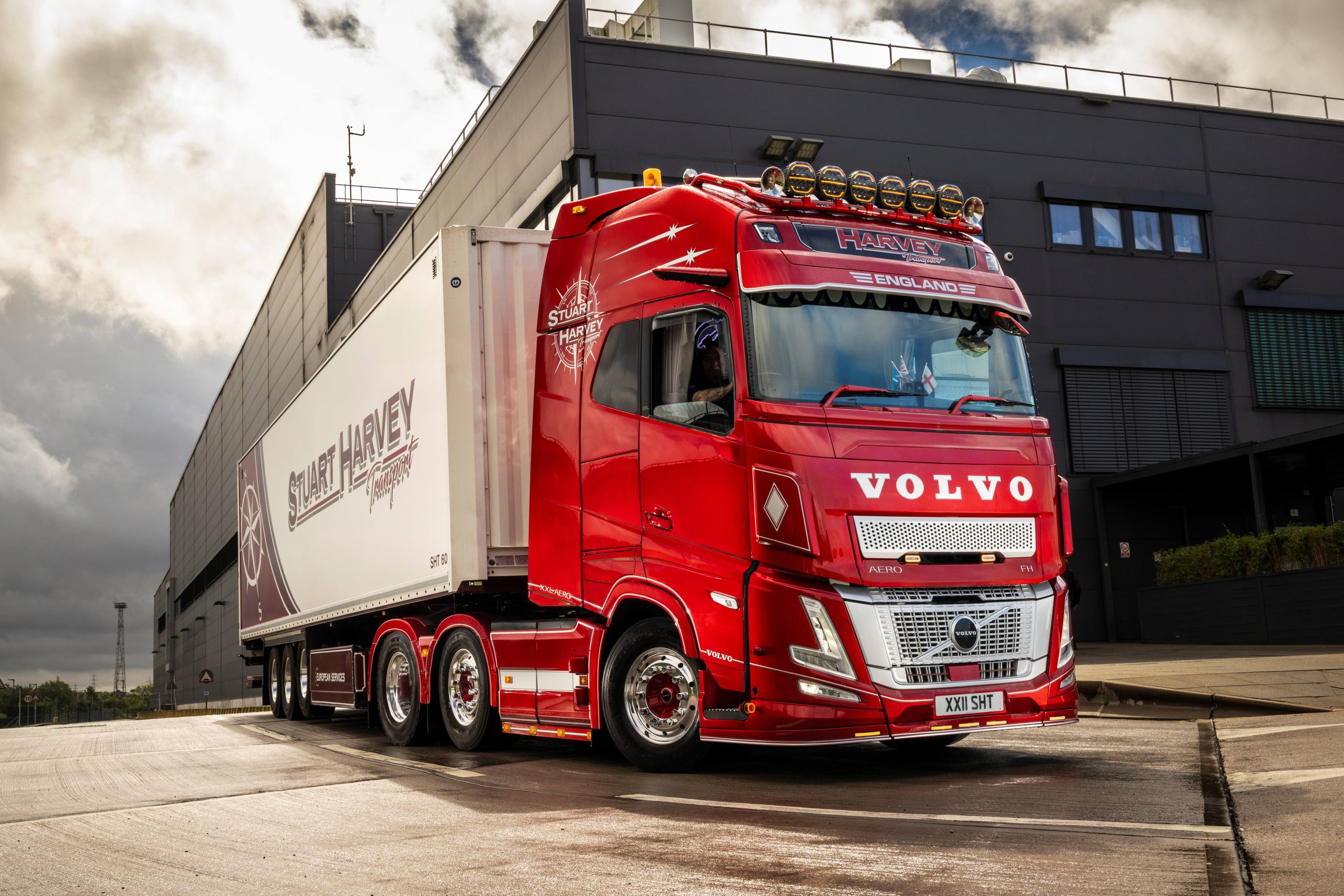 Stuart Harvey Transport adds new FH Aero 500 tractor unit