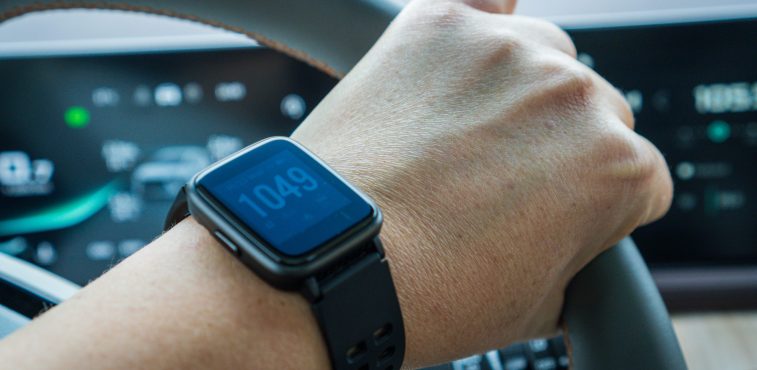 RAC Calls for Clarity Over Smartwatch Use While Driving as Legal Grey Area Emerges