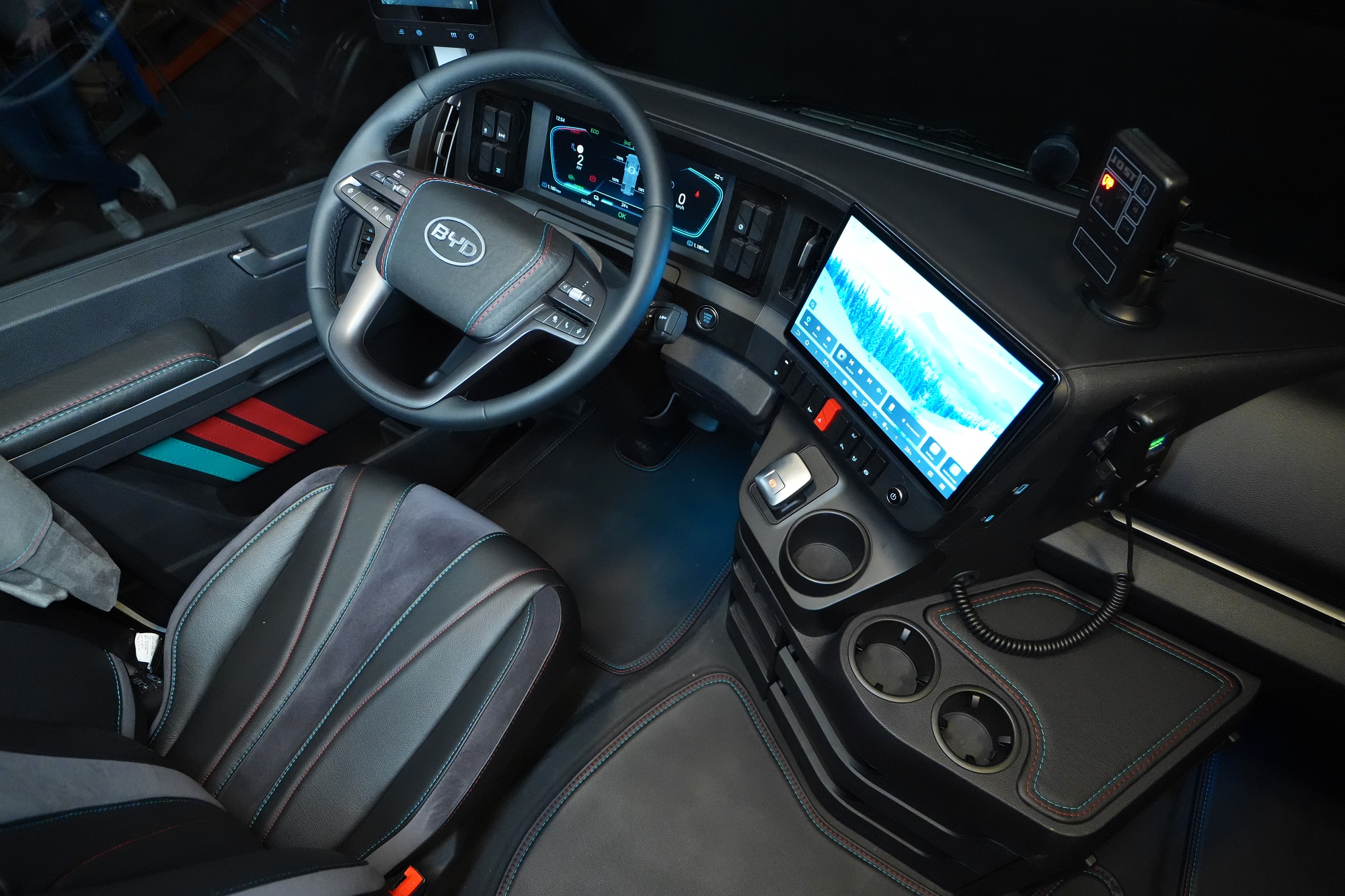 BYD unveils 1,000hp ETT 44 electric truck with 600km range