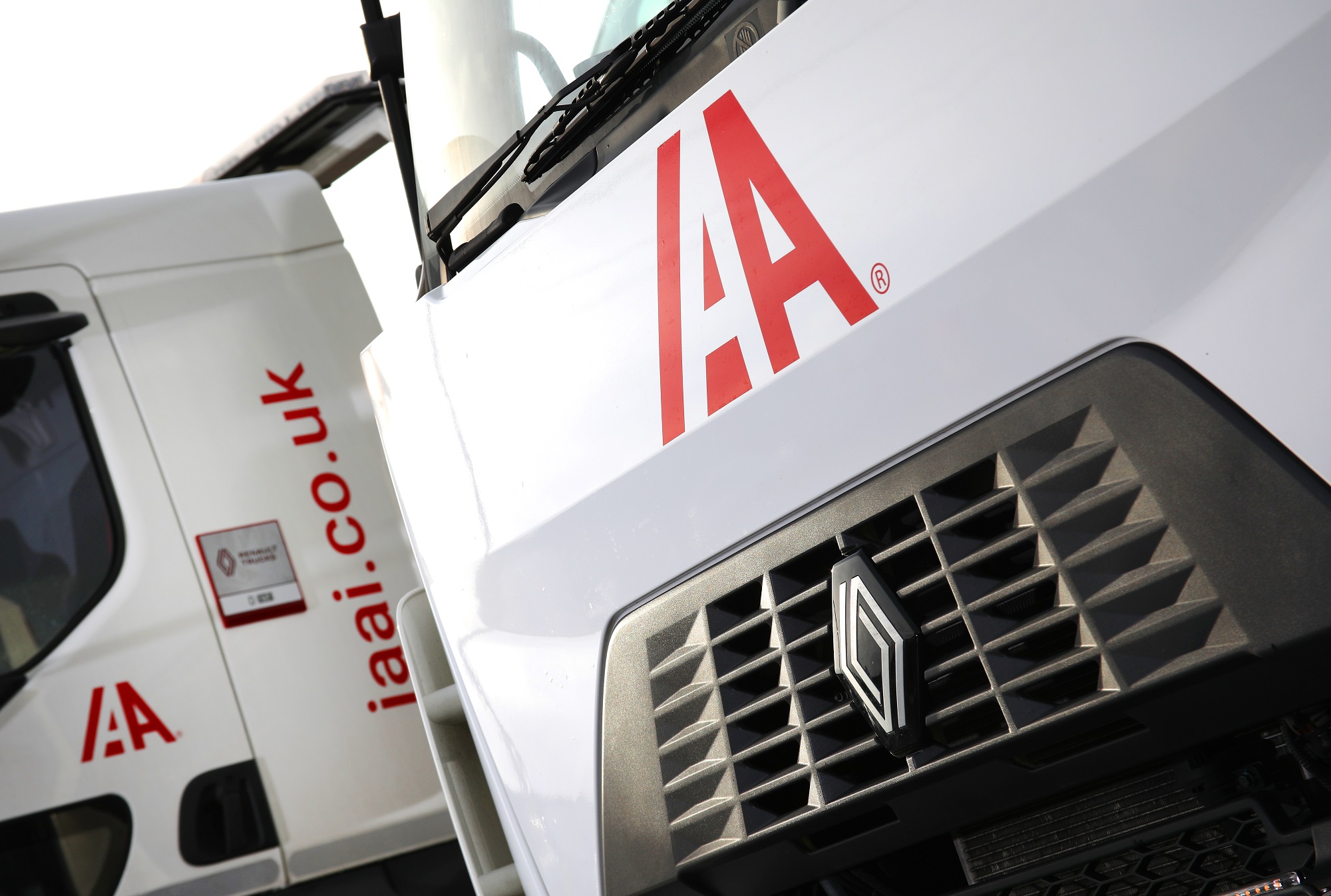 IAA adds five Renault Trucks D 16 car transporters to fleet